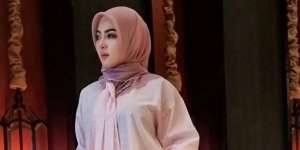 Pakai Blus Ratusan Ribu, Tampilan Syahrini Tetap Mewah