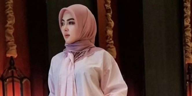 Pakai Blus Ratusan Ribu, Tampilan Syahrini Tetap Mewah