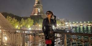 Malas ke Hotel, Selebgram Helena Lim Ganti Baju di Halaman Museum Prancis