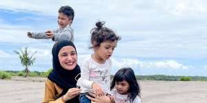 Shireen Sungkar Bagikan Momen Lucu Saat Dua Anaknya Doa Bersama