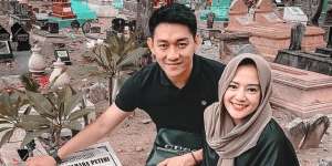 Ifan Seventeen Ziarah ke Makam Dylan Sahara, Netizen Salfok Lihat Ini