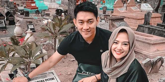 Ifan Seventeen Ziarah ke Makam Dylan Sahara, Netizen Salfok Lihat Ini
