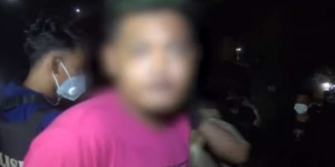 Panik Digerebek Saat 'Ngamar, Si Pria Salah Comot Pakaian Dalam di Kantong
