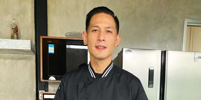 Komentar Kocak Netizen Lihat Chef Juna Nongkrong Depan Pedagang Makanan