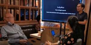 Bukan Cincin, Pria Lamar Kekasih Pakai Presentasi PowerPoint Depan Calon Mertua