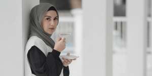 Gaya Monokromatik Irish Bella Saat Staycation