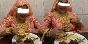 Makan Nasi Bebek Pakai Cincin Selebar Piring, 'Awas Kecolok Matanya Pas Nyuap'