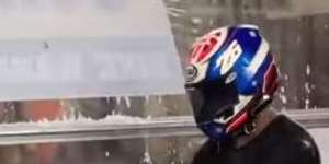 Tak Mau Turun Saat Cuci Motor di Layanan Snow Wash, Lihat Endingnya