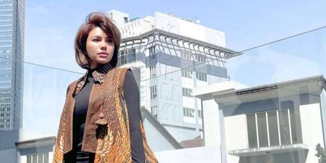 Nikita Mirzani Pakai Bando Jutaan, Warganet Sebut Bisa Jadi Obat Pusing