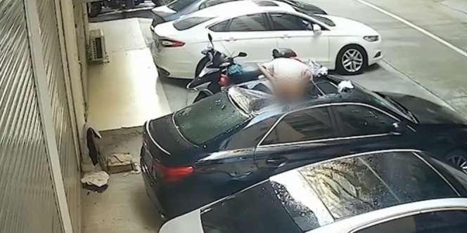 Gubrak!! Wanita Asyik Memadu Kasih di Balkon Jatuh Menimpa Atap Mobil