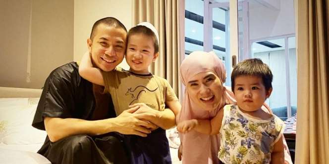 Bikin Heboh Netizen karena Pakai Mukena, Stevie Agnecya Ternyata Sudah Mualaf