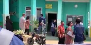 Seperti Emak-Emak, Oknum Dosen Pukuli Mahasiswa yang Demo Pakai Sapu