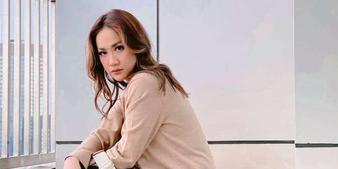 Tampil Sporty Berbalut Kemewahan, BCL Pakai Sweater Puluhan Juta