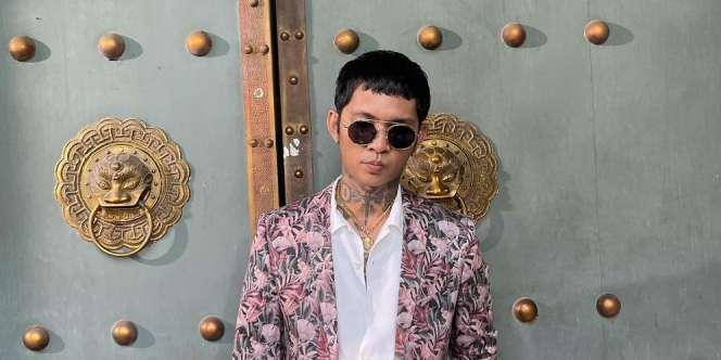 Bergaya di Dalam Jet Pribadi, Young Lex Nyeker Pakai Sendal Jepit