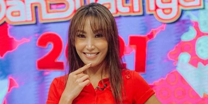 Dikira Sandal Biasa, Ayu Dewi Ternyata Pakai Alas Kaki 'Sultan'