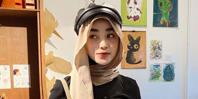 Gaya OOTD Hijabers untuk Hangout dengan Akesoris Topi