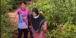Umur 74, Bersandal, dan Gamis, Nenek Perkasa Daki Gunung Sampai ke Puncak