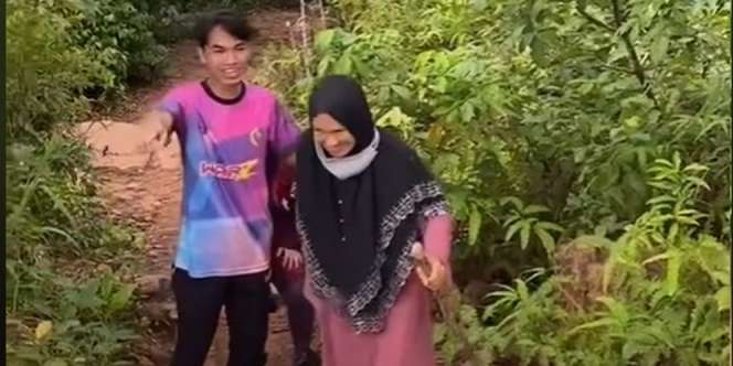 Umur 74, Bersandal, dan Gamis, Nenek Perkasa Daki Gunung Sampai ke Puncak