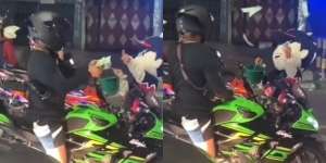 Viral Pengendara Motor Sport Hamburkan Uang ke Badut Jalanan, Bikin Geram Netizen