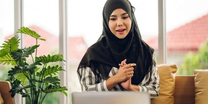 Makeup Hacks: Tampil Stunning Di Virtual Meeting