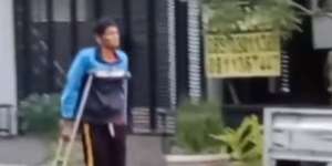 Viral Video Pria Berjalan Pakai Tongkat, Ada yang Janggal?