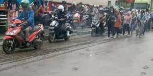 Viral! Nggak Sabaran, Pengendara dan Pejalan Kaki di Tangerang Terobos Jalan yang Baru Dicor