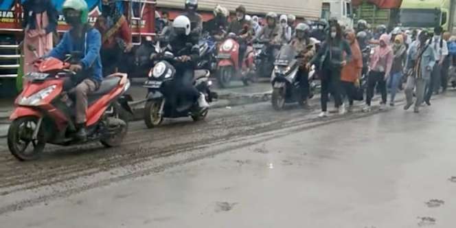 Viral! Nggak Sabaran, Pengendara dan Pejalan Kaki di Tangerang Terobos Jalan yang Baru Dicor