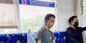Viral Orang Sholat di Kereta, Warganet: Diingatkan untuk Tidak Menunda Sholat