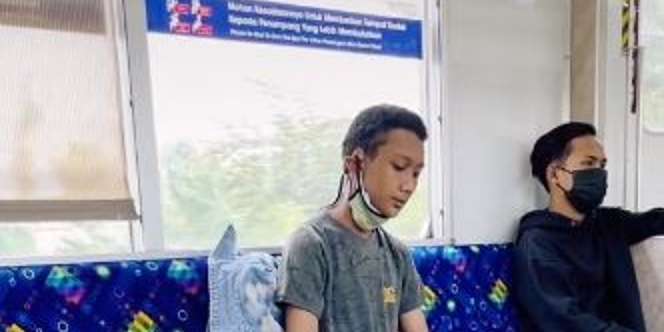 Viral Orang Sholat di Kereta, Warganet: Diingatkan untuk Tidak Menunda Sholat