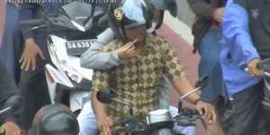 Video Kocak Cubit-cubitan Tak Pakai Masker, Pengendara Motor Kena Tegur
