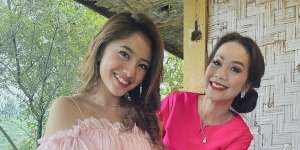 Momen Akrab Natalie Zenn & Irene Librawati, Mama Ular dan Anak Kalajengking dari `Naluri Hati`