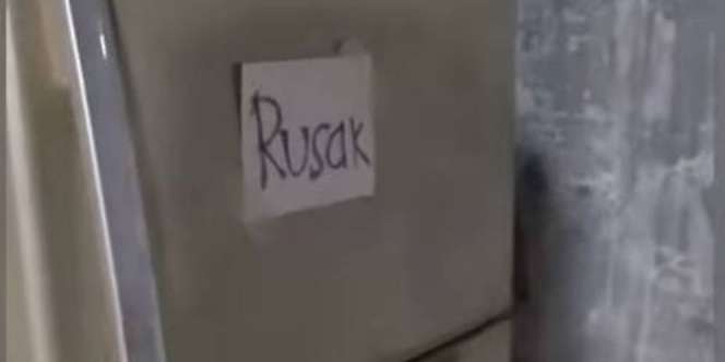 Terlalu Kreatif, Kulkas Rusak Disulap Jadi Pintu Kamar Mandi