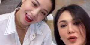 Diapit Dua Bumil, Yuni Shara Gemas Elus Perut Nagita Slavina
