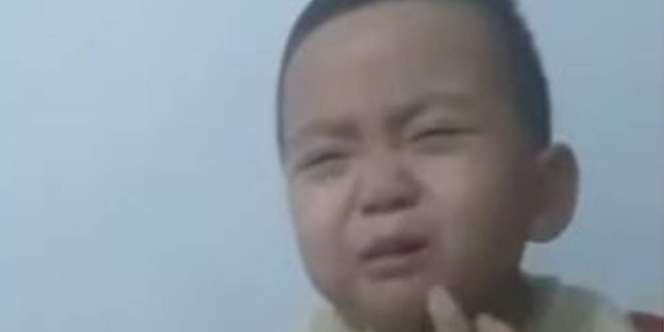 Video Kocak Balita Nangis Minta Ditunggu Sampai Selesai