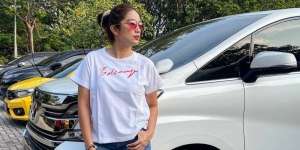 Pakai Jins dan Kaus, Ternyata Nilai Outfit Ussy Nyaris Rp30 Juta