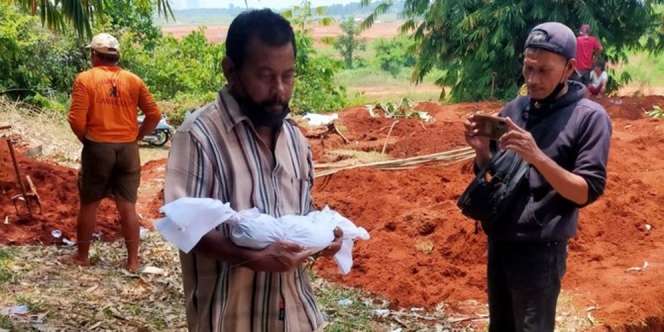 Heboh Permakaman Dibongkar, Jenazah Dipindah dengan Digendong
