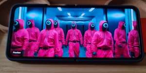 Sensasi Mengasyikkan Nonton Film di Layar Lipat Galaxy Z Flip3 5G