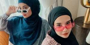 Gaya Busana Zaskia Sungkar VS Shireen Sungkar