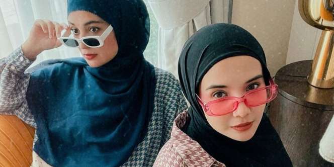Gaya Busana Zaskia Sungkar VS Shireen Sungkar