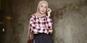5 OOTD Kemeja Flanel yang Bikin Hijaber Makin Kece
