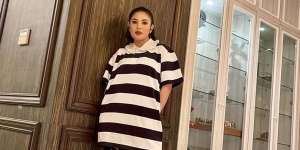 Bergaya Santai, Harga Tas dan Sandal Nindy Ternyata Tak Santuy