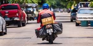 Tips Aman Berkendara Motor Sambil Membawa Barang, Nyawa Nomor Satu Sob!