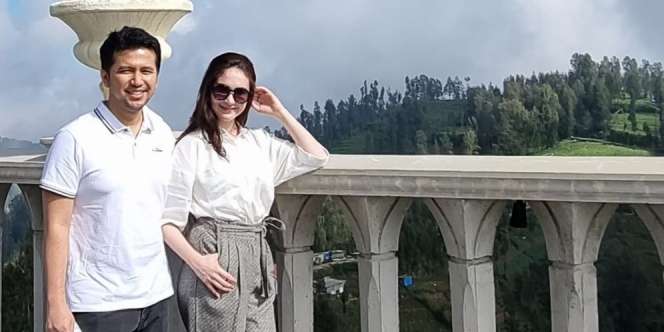Jadi Hadiah Hari Nikah, Emil Dardak Persembahkan `Bidadari` Buat Arumi Bachsin