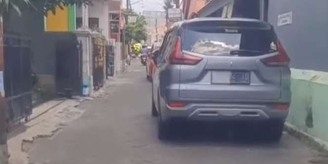 Viral Video Cara Parkir Mobil di Gang Bikin Tetangga Depresi