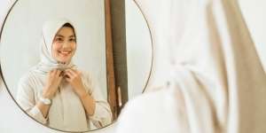 5 Gaya Hijab Simpel dan Tips Pakai Bahan Polycotton