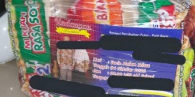 Paling Beda! Pasangan Ini Bagikan Undangan Pernikahan dengan Desain Unik