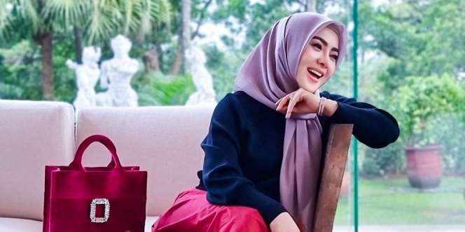 Syahrini Pakai Baju Tidur Bermodel Simpel, Penasaran Harganya?