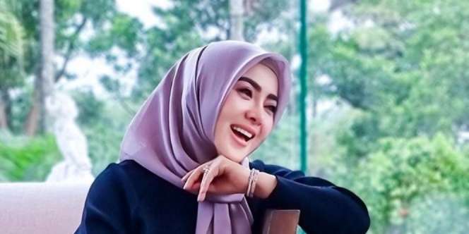 Wah, Kacamata Hitam Syahrini Bisa Buat Beli Motor