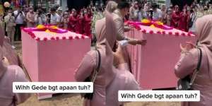 Pengantin Dapat Kado Super Besar, Isinya Bikin Undangan Melongo