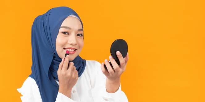 Bukan dengan Lip Liner, Ini Cara Pakai Lipstik Agar Lebih Rapi